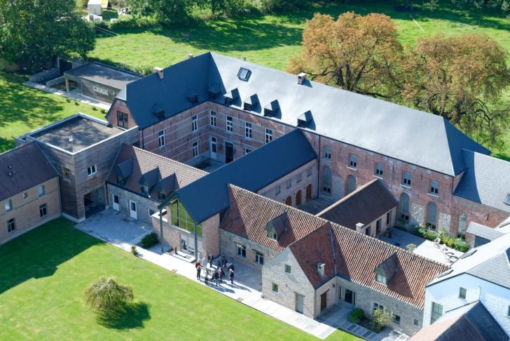 vue-aerienne-du-manoir-du-capitaine-feluy