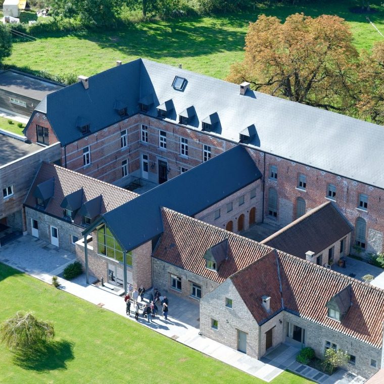 vue-aerienne-du-manoir-du-capitaine-feluy